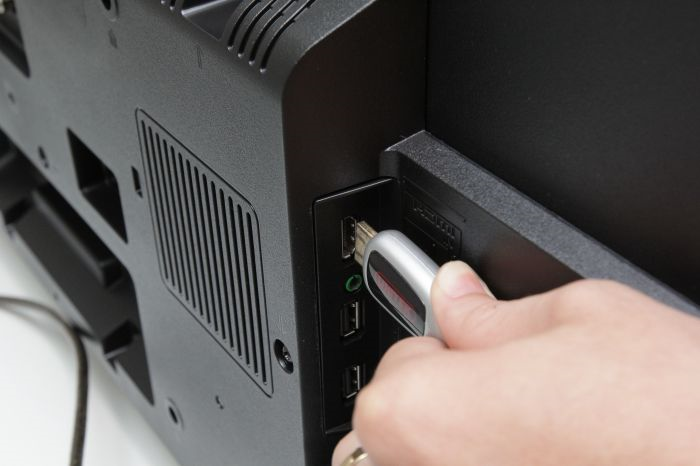 Cắm c&aacute;p HDMI v&agrave;o cổng HDMI tr&ecirc;n Tivi của bạn